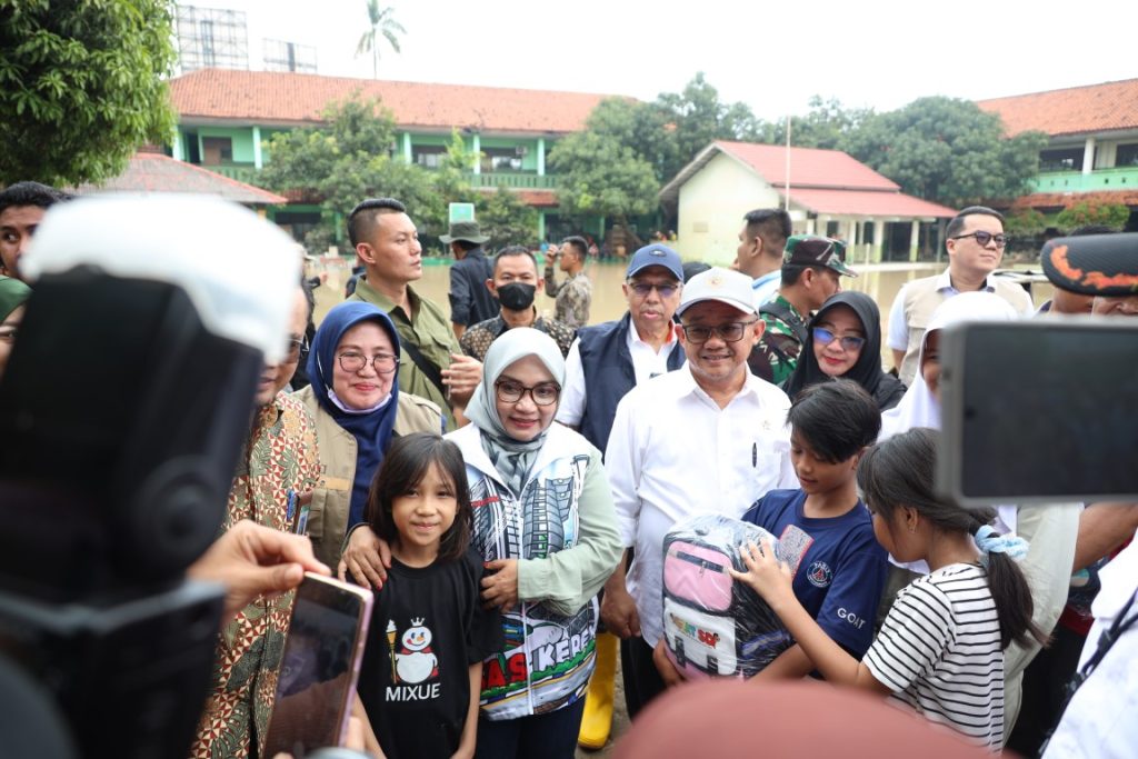 Aksi Wiwiek Hargono Turun Bantu Korban Banjir Kota Bekasi