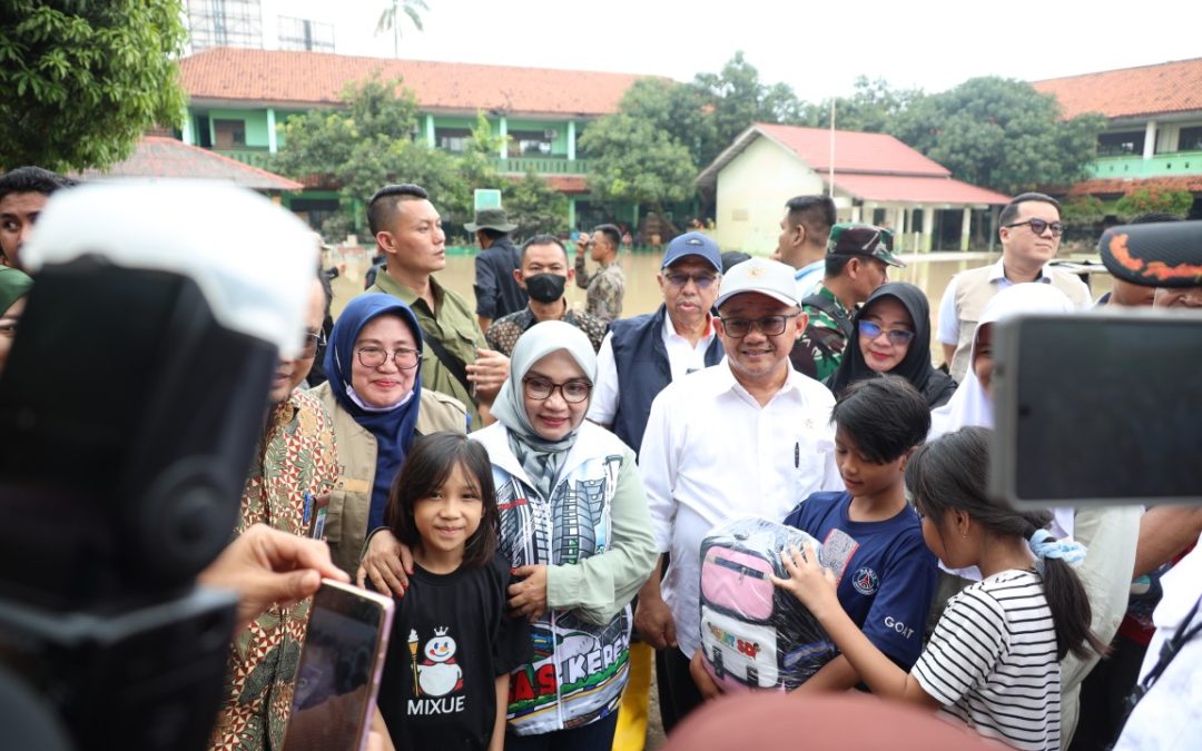 Aksi Wiwiek Hargono Turun Bantu Korban Banjir Kota Bekasi