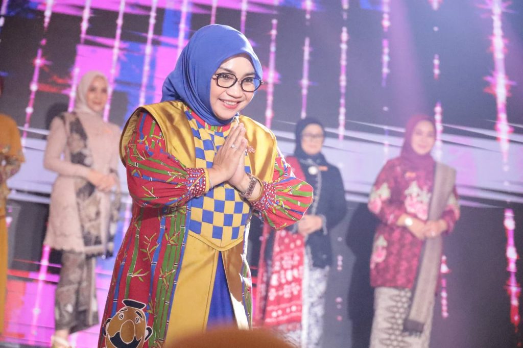 Berita Wiwiek Hargono - Batik Motif Bambu dan Mpok Asih di Munas APEKSI_2