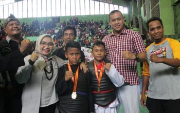 Wiwiek Hargono bersama atlet taekwondo kota bekasi