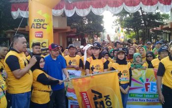 Wiwiek Hargono bersama warga Festival bekasi