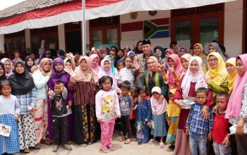 Wiwiek Hargono bersama warga bantar gebang bekasi