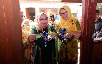 Wiwiek Hargono bersama warga bantar gebang bekasi_2